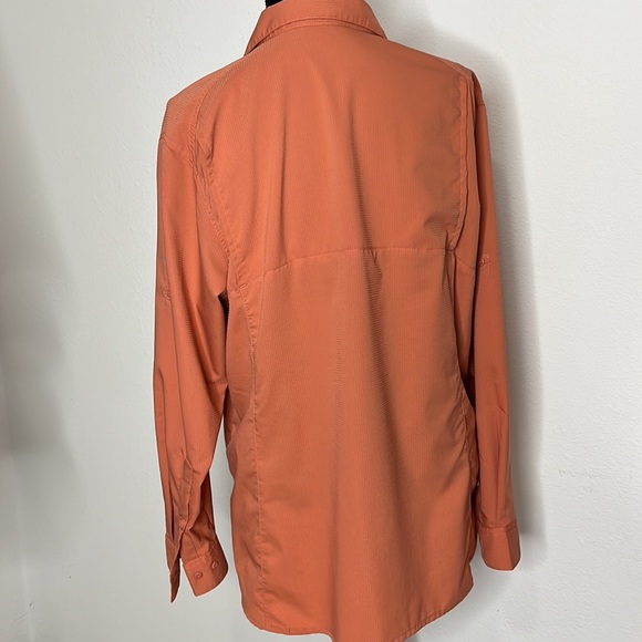 Columbia coral button up women’s top. Velcro breast pockets. Size tag removed - Picture 7 of 11